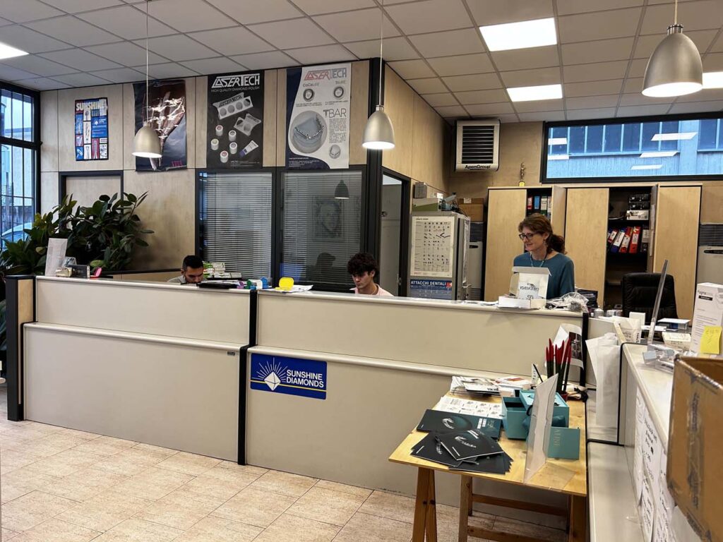 azienda Ire Commerciale nasce nel 1983 con una chiara missione: offrire servizi e prodotti di qualità per laboratori odontotecnici e di scheletrica.